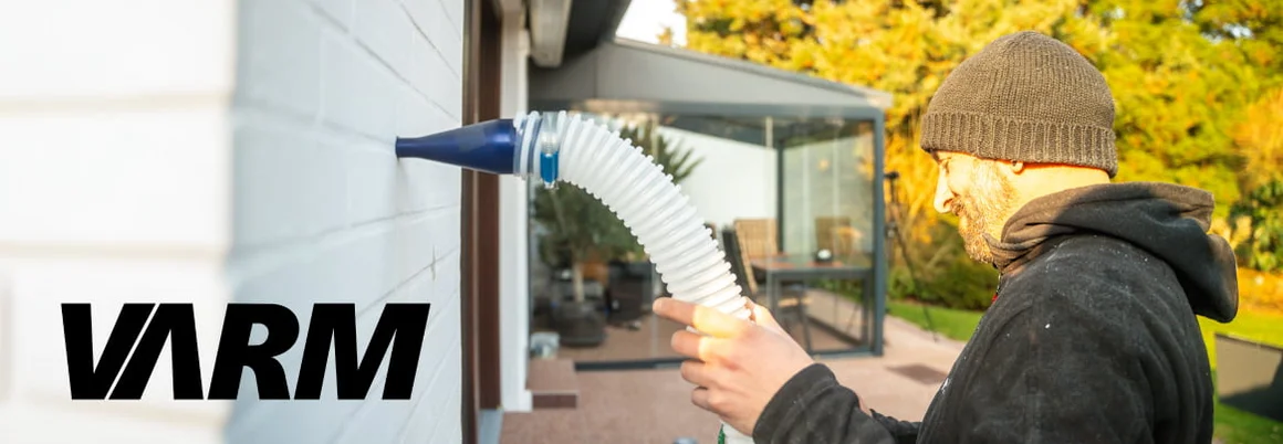 Ein VARM-Mitarbeiter führt eine Einblasdämmung durch